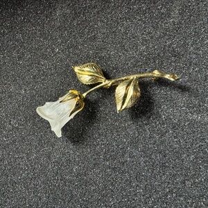 Vintage Frosted Lucite Flower Brooch – Gold Leaf Stem